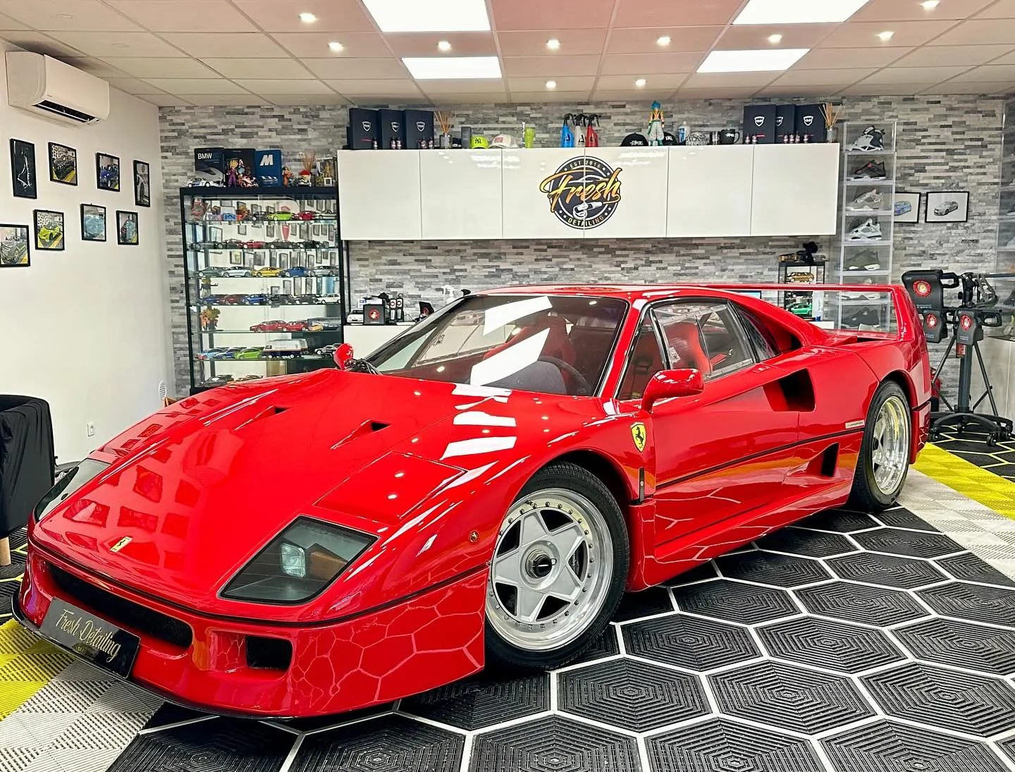 Ferrari F40 en cours de diagnostic dans l'atelier Fresh Detailing