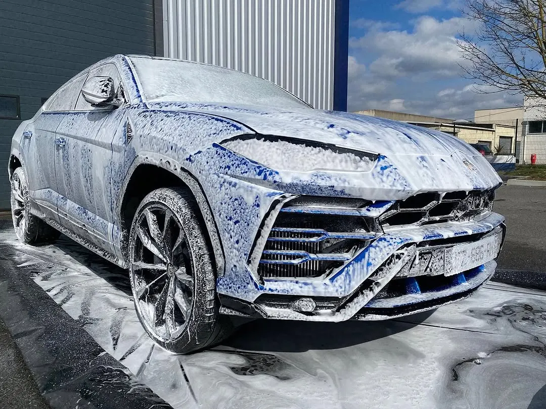 Lamborghini Urus recouverte de mousse active lors du prélavage